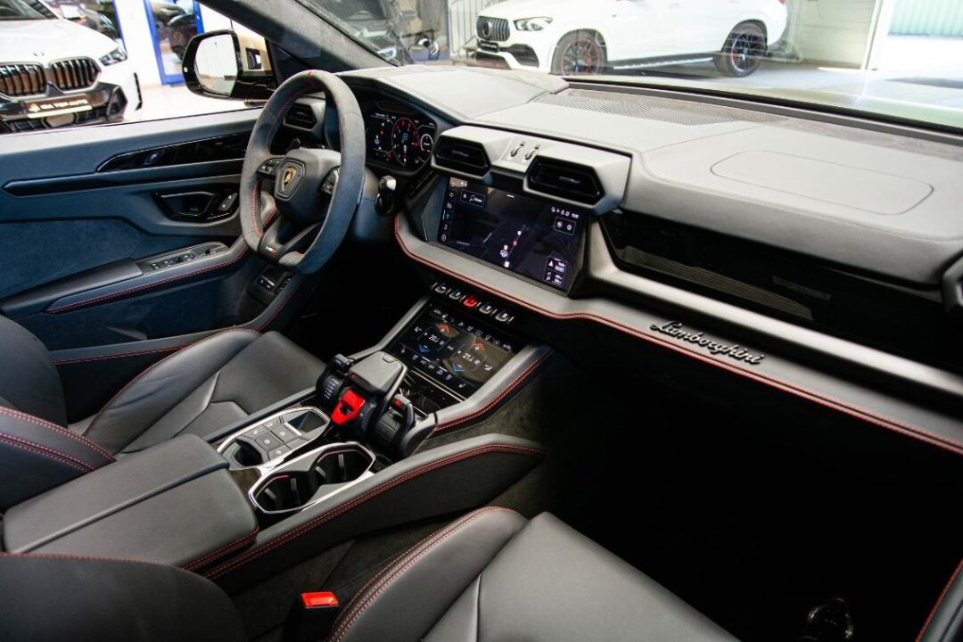 Lamborghini URUS 21