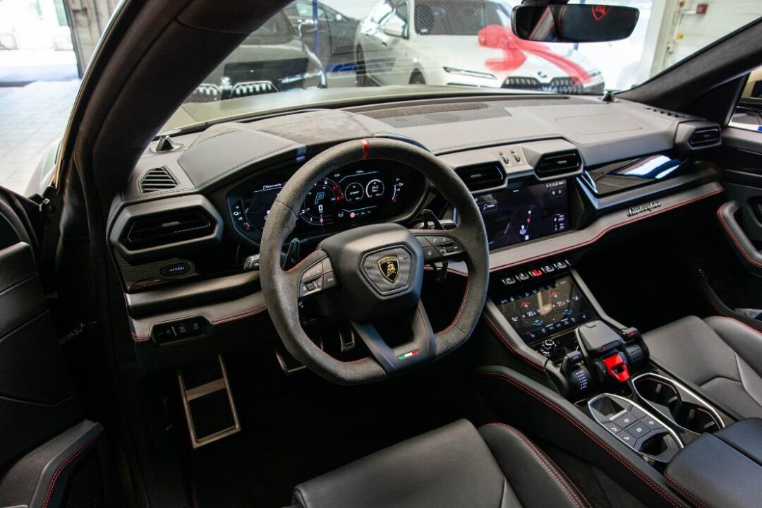 Lamborghini URUS 24