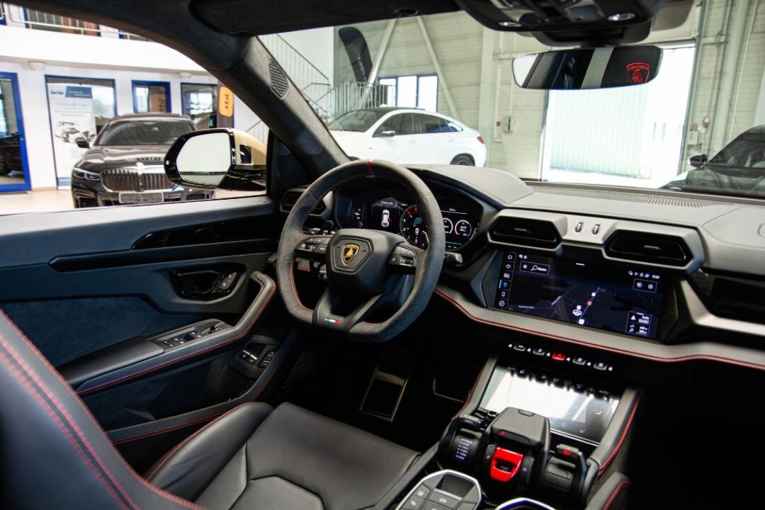 Lamborghini URUS 31