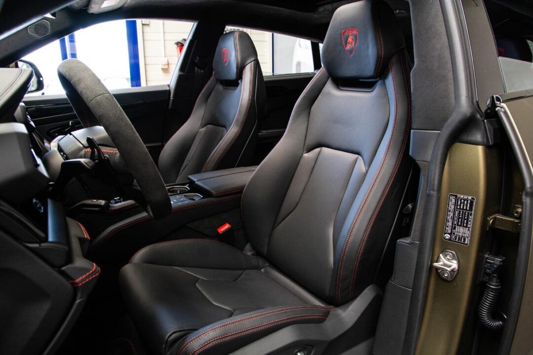 Lamborghini URUS 12